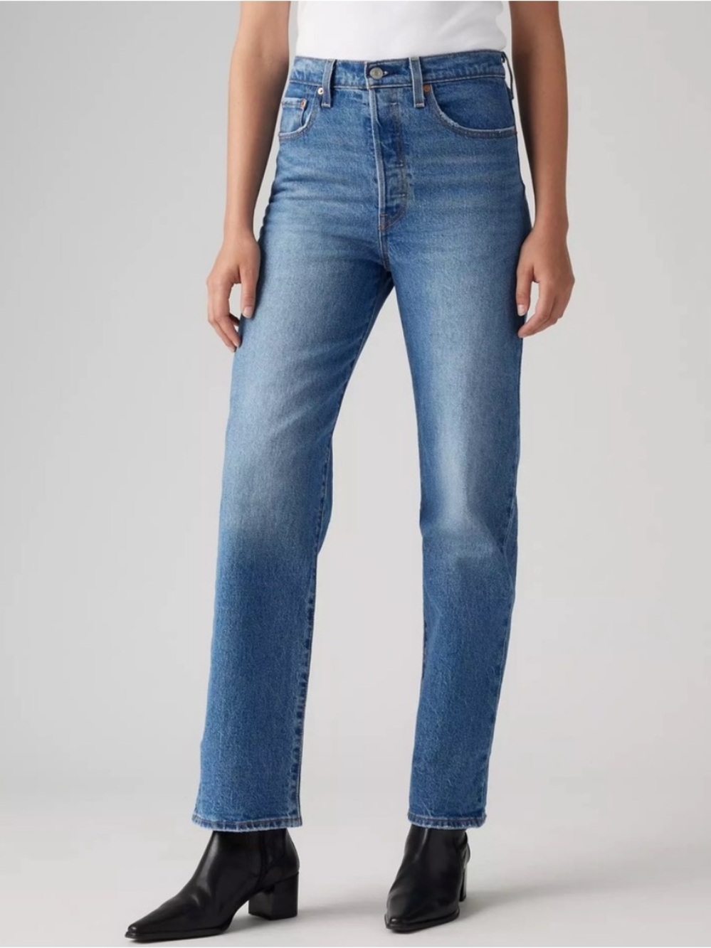 Levi's Ribcage Light Wash Jeans • 28